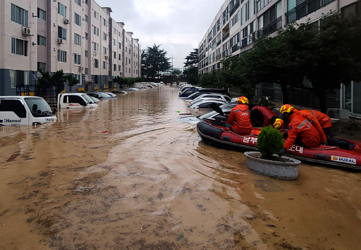 30일 대전 서구 정림동에 위치한 한 아파트가 집중 호우로 침수돼 소방대원들이 구조작업을 벌이고 있다. 뉴시스