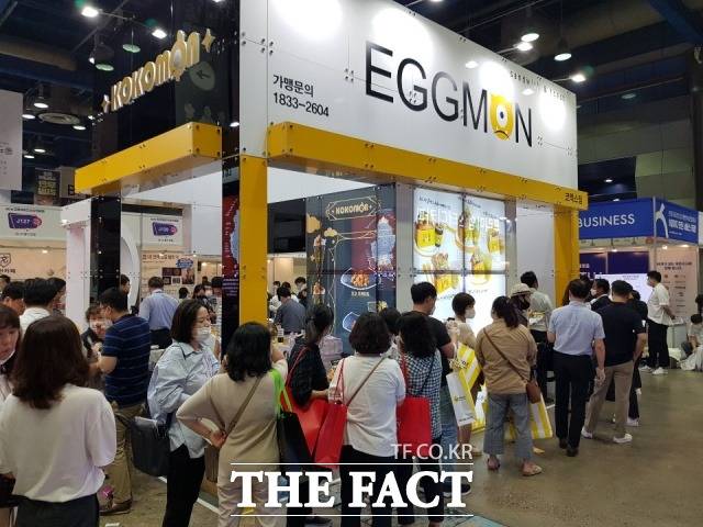 달걀을 주재료로 이용해 만든 샌드위치가 새로운 창업 아이템으로 뜨고 있다. 31일 박람회장 내 에그몬 무료 시식코너에 방문객들이 줄지어 차례를 기다리고 있다. /조탁만 기자