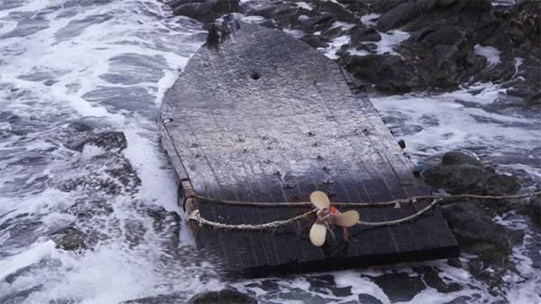 뒤집어진 채 일본 해안가로 떠밀려 온 북한 어선. 중국 어선들에 밀려 동해 먼바다에서 조업하다 악천후, 기관 고장 등으로 좌초·표류해 일본 해안까지 떠밀려 온 북한 선박들이 작년 한해에만 150척이 넘는다. /The Outlaw Ocean Project