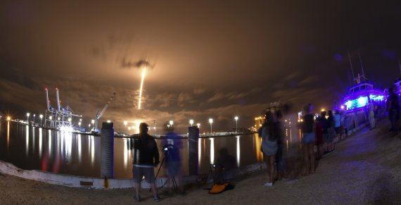 지난 6월3일(현지시간) 미국 플로리다주 케이프커내브럴에서 스페이스X의 여덟번째 스타링크 위성이 실린 팰콘9 로켓이 발사되고 있다.AP뉴시스