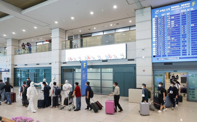 31일 오전 인천국제공항을 통해 귀국한 이라크 건설 현장 파견 근로자들이 공항 건물을 나서고 있다. ⓒ 연합뉴스