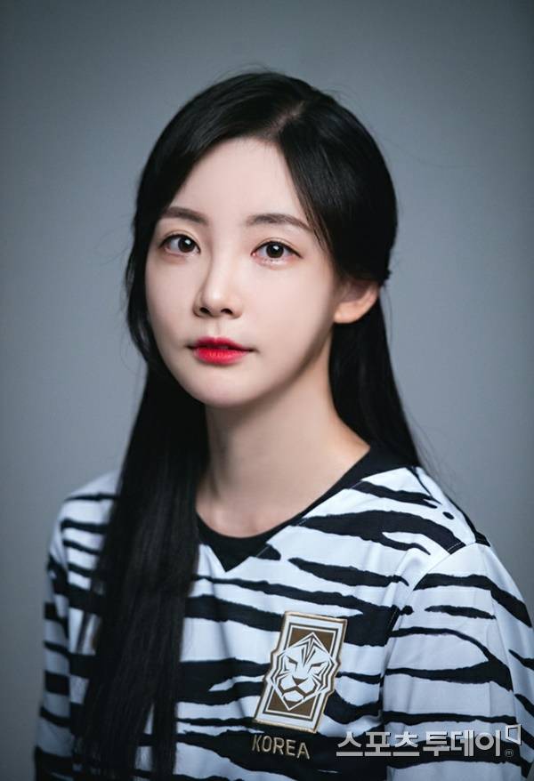 스포츠투데이 편집국을 찾은 곽민선 아나운서 / 사진=팽현준 기자