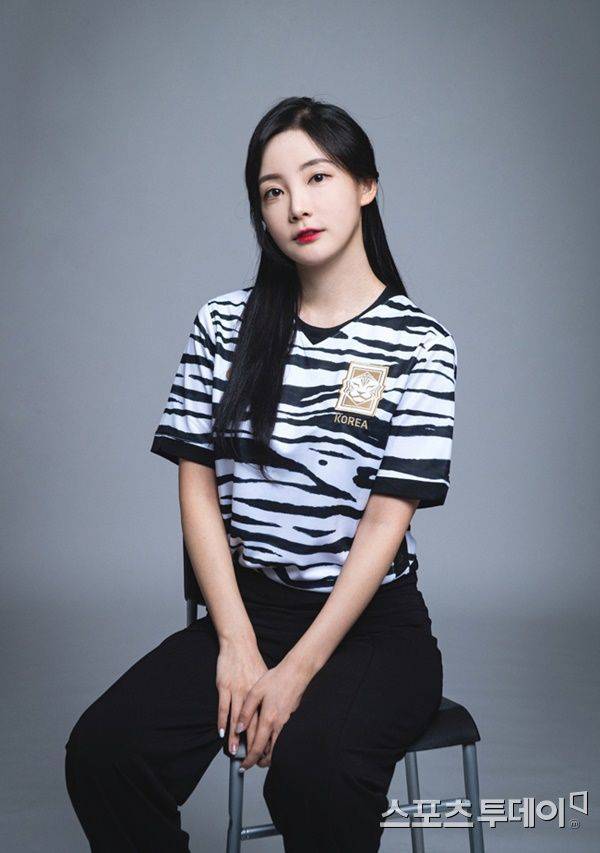 스포츠투데이 편집국을 찾은 곽민선 아나운서 / 사진=팽현준 기자