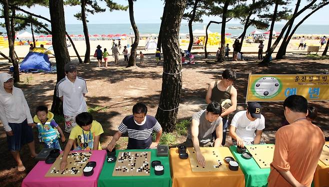 경포해변에서 바둑 즐기는 피서객. 2009년 강원 강릉 경포해변 유형재 기자