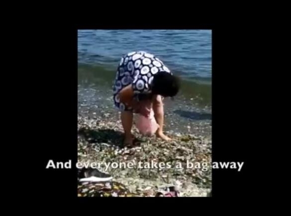 유리 해변에서 유리를 주워가는 중국인 관광객의 모습. [러시아 시베리아타임스 유튜브 영상 캡처. DB화 및 재배포 금지]