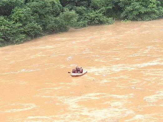 2일 오전 11시 55분께 충북 단양군 심곡리에서 3명이 급류에 휩쓸려 실종됐다는 신고가 119에 접수됐다. 단양군 등은 "이날 밭 배수로의 물길을 내던 A(72)씨가 급류에 휩쓸리자 이를 본 딸과 딸의 지인이 A씨를 구하려다 함께 실종된 것으로 파악된다"고 설명했다. 연합뉴스