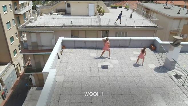 지붕 위에서 테니스 대결을 벌이는 페더러(위)와 이탈리아 소녀들. [ATP 투어 소셜 미디어 동영상 화면 캡처. 재판매 및 DB 금지]