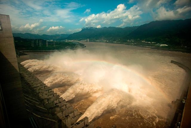 지난달 19일 중국 후베이성 이창시에 있는 세계 최대 규모의 수력발전 댐인 쌴샤댐이 방류되고 있다. 이창=AFP 연합뉴스