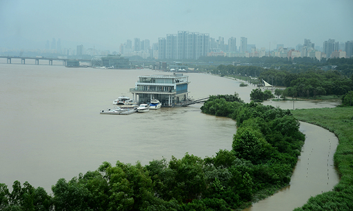 서울을 비롯한 중부지방에 폭우가 계속된 4일 오전 동작대교에서 바라본 한강공원의 시설물과 산책로 일부가 물에 잠겨 있다.