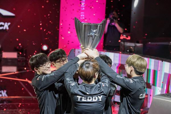 ‘페이커(본명 이상혁)’ 선수가 지난 4월25일 서울 종로구 롤파크에서 펼쳐진 ‘2020 LCK 스프링’ 결승전에서 젠지 e스포츠를 3대 0으로 누르고 우승한 뒤 T1 팀원들과 함께 우승컵을 들어올리고 있다. /라이엇게임즈