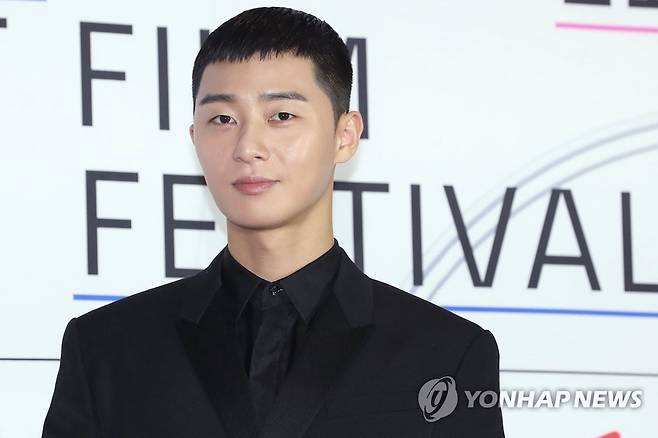 박서준, 짧은머리도 완벽 소화 (서울=연합뉴스) 강민지 기자 = 배우 박서준이 31일 오후 서울 종로구 씨네큐브 광화문점에서 열린 '아시아나 국제단편영화제'(AISFF)개막식 레드카펫 행사에 참석하고 있다. 2019.10.31 mjkang@yna.co.kr