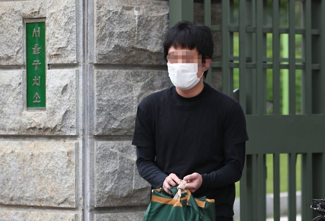 세계 최대 아동 성 착취물 사이트 '웰컴 투 비디오' 운영자인 손정우(24)씨가 6일 오후 법원의 미국 송환 불허 결정으로 석방되어 경기도 의왕 서울구치소를 나서고 있다. 연합