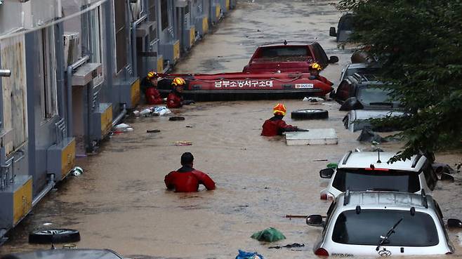 '역대 최장 장마' 중부 곳곳에 폭우 피해가 속출하고 있다.