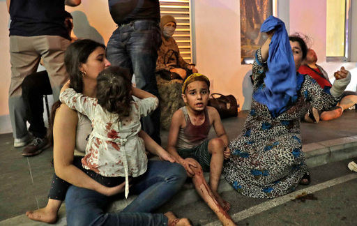 4일(현지시간) 레바논 수도 베이루트 항구의 대규모 폭발 부상자들이 항구 인근 병원 밖에서 치료를 받기 위해 기다리고 있다. 베이루트 AFP=연합뉴스