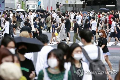 신종 코로나바이러스 감염증(코로나19) 예방 마스크를 쓴 사람들이 2일 일본 도쿄의 중심가를 걷고 있다. [교도=연합뉴스 자료사진]