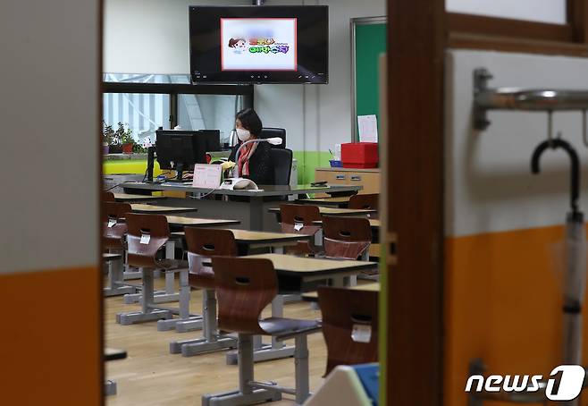 스승의날인 지난 5월15일 서울 소재 한 초등학교 교실에서 선생님이 수업 준비를 하고 있다./뉴스1 © News1