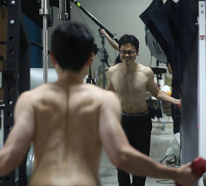 서영균(36)씨가 서울 송파구 스튜디오슬라이에서 바디프로필 촬영전 막바지 운동을 하고 있다./박상훈 기자