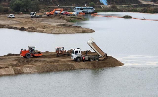 2009년 11월 10일 충남 연기군 금강살리기 제1공구 금남보 건설현장에서 보를 건설하기 위한 물가림막 공사가 한창이다. 연합뉴스