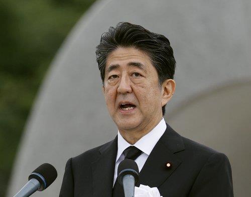 (히로시마 교도=연합뉴스) 일본 히로시마(廣島) 원폭 투하 75주년인 6일 아베 신조 총리가 히로시마 평화기념공원에서 열린 위령 행사에서 인사말을 하고 있다.