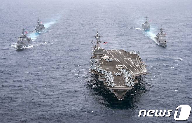 미 해군은 핵항모 칼빈슨호와 일본 해상자위대 호위함 2척이 필리핀 해역에서 공동 훈련을 하고 있는 모습을 담은 사진을 26일(현지시간) 홈페이지에 공개했다 . © AFP=뉴스1 © News1 최종일 기자