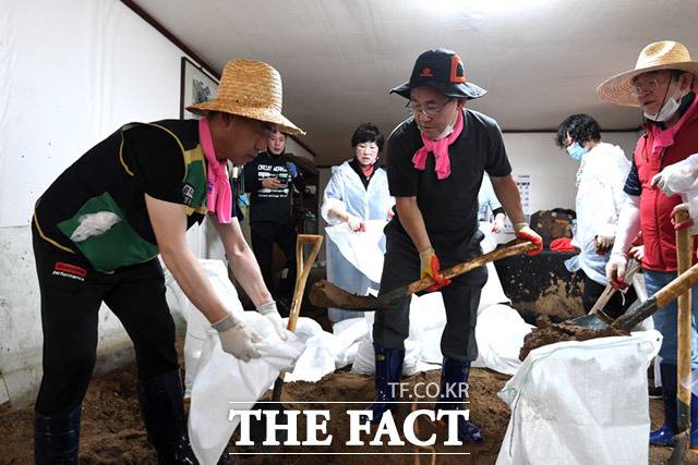 주호영 미래통합당 원내대표가 5일 오전 충청북도 충주시 엄정면 비석마을에서 집중호우로 산사태가 일어나 피해를 입은 가구를 방문해 당원들과 함께 복구작업을 하고 있다. /충주=임세준 기자