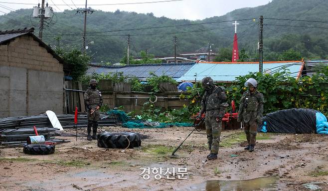 대민지원을 나온 군인들이 6일 침수 피해를 입은 강원 철원군 갈말읍 동막리에서 지뢰 탐지작업을 하고 있다.   이석우 기자 foto0307@kyunghyang.com