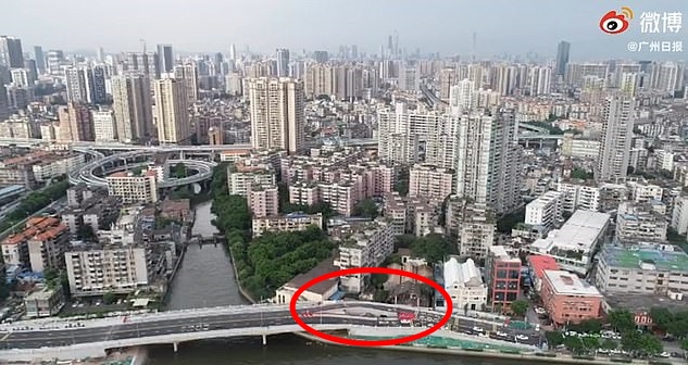 중국 광둥성 광저우의 ‘알박기’ 주택과 주변에 개통된 도로 모습