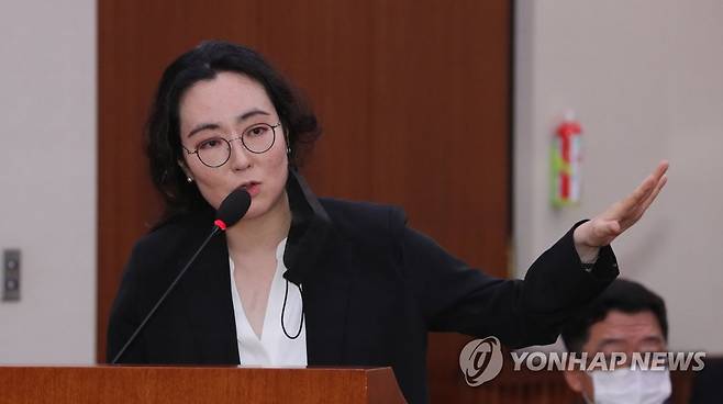 대북 전단 관련 질의에 답변하는 전수미 변호사 [연합뉴스 자료사진]