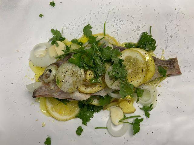 마늘과 양파, 레몬, 고수 등을 생선 안팎으로 넣은 뒤 올리브기름과 소금을 뿌린다. 이용재 제공