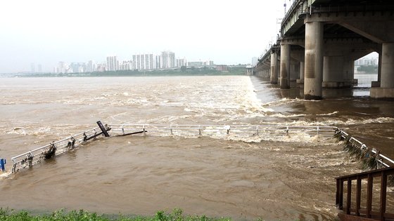 지난 5일, 폭우로 물에 잠긴 잠실대교 아래 도로. 왕준열