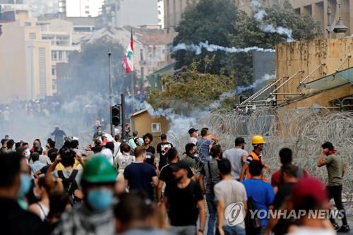 8일(현지시간) 레바논 수도 베이루트에서 벌어진 반정부 시위 [로이터=연합뉴스]