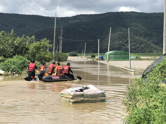 Authorities on a rescue mission in Changnyeong County, South Gyeongsang, on Sunday morning. [SOUTH GYEONGSANG PROVINCIAL GOVERNMENT]