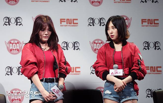 AOA 출신 민아(오른쪽)는 데뷔 당시 때부터 지민에게서 지속적인 괴롭힘을 받았다고 폭로했다. 지민은 AOA 탈퇴와 함께 연예 활동 중단을 선언했다. 이선명 기자 57km@kyunghyang.com