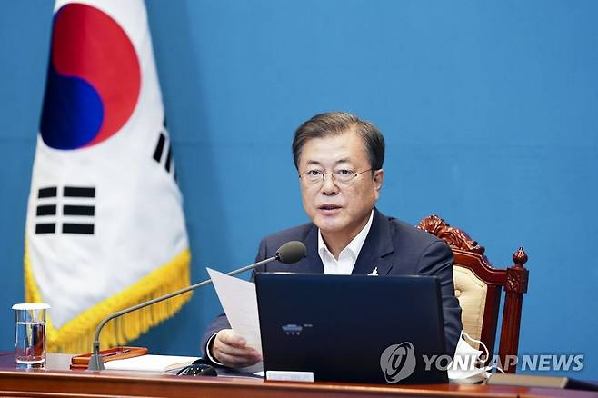 발언하는 문 대통령 (서울=연합뉴스) 이진욱 기자 = 문재인 대통령이 10일 오후 청와대에서 수석·보좌관 회의를 주재하고 있다. cityboy@yna.co.kr
