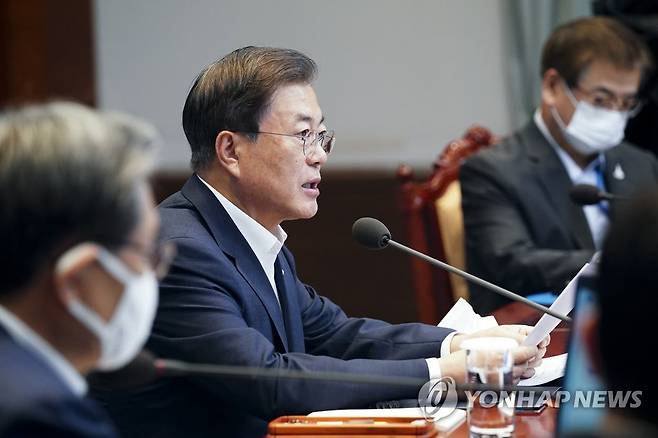 발언하는 문 대통령 (서울=연합뉴스) 이진욱 기자 = 문재인 대통령이 10일 오후 청와대에서 수석·보좌관 회의를 주재하고 있다. cityboy@yna.co.kr