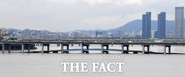 서울과 경기 등 한강 상류 지역에 연일 계속되는 집중호우와 팔당댐 방류로 인해 수위가 높아지고 교통 통제가 이어지고 있는 11일 오후 서울 동작대교에서 바라본 잠수교(아래)가 물에 잠겨 통행이 제한되고 있다. /남용희 기자