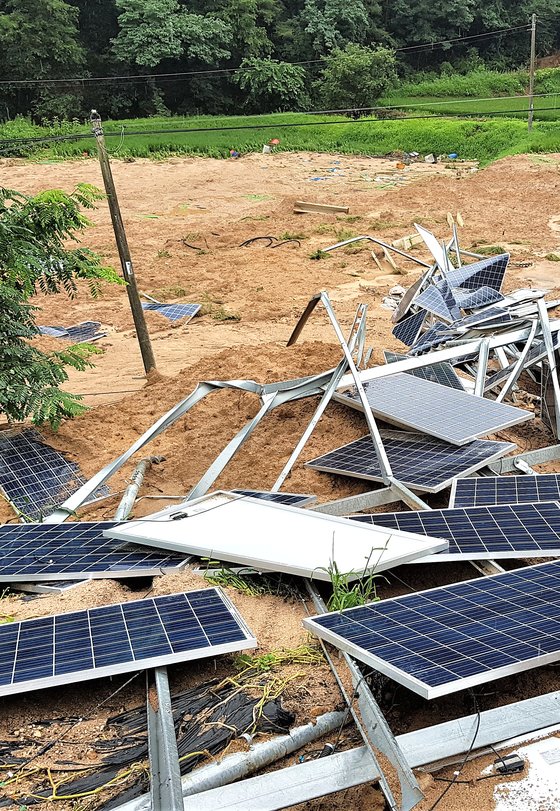 충북 제천 산비탈에 설치했던 태양광발전설비가 8일 최근 내린 큰 비에 무너져 있다. 뉴시스