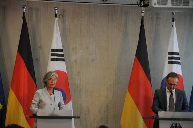 강경화 외교부 장관(사진 왼쪽)과 하이코 마스 독일 외교장관이 10일(현지시간) 독일 베를린에서 공동기자회견을 진행 중인 모습/사진제공=외교부