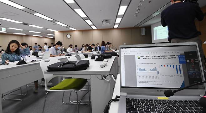 OECD가 한국경제보고서를 발표하면서 화상으로 간담회를 진행했다./사진=기획재정부