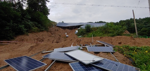 충북 제천시 봉양읍 한 태양광시설이 집중호우에 토사가 밀리면서 무너져 내렸다. 제천시 제공