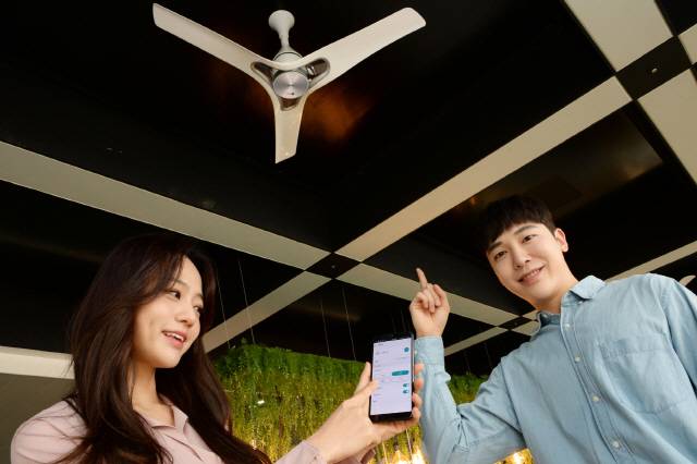 LG전자 모델이 프리미엄 천장형 선풍기 ‘LG 실링팬’을 소개하고 있다. /사진제공=LG전자