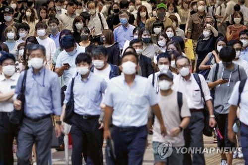 마스크 쓴 행인들로 가득한 일본 오사카 거리. [교도=연합뉴스 자료사진]