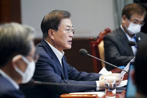 문재인 대통령은 지난 10일 청와대에서 수석·보좌관 회의를 주재하며 ‘부동산시장 감독기구’ 설치 검토를 주문했다.(사진=연합뉴스)