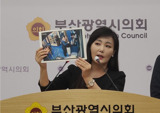 김소정 변호사는 12일 오전 11시 40분 부산시의회에서 기자회견을 열고 더불어민주당 소속 A 부산시의원의 성추행 정황을 설명하고 있다. 이은지 기자