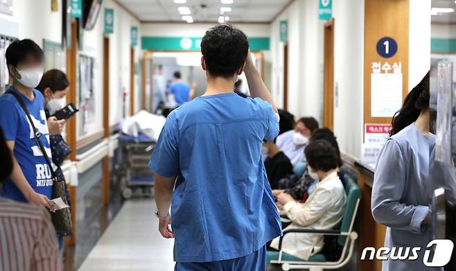 서울 종로구 서울대병원에서 의료진이 환자들 사이를 지나가고있다. 2020.8.6/뉴스1 © News1 이성철 기자
