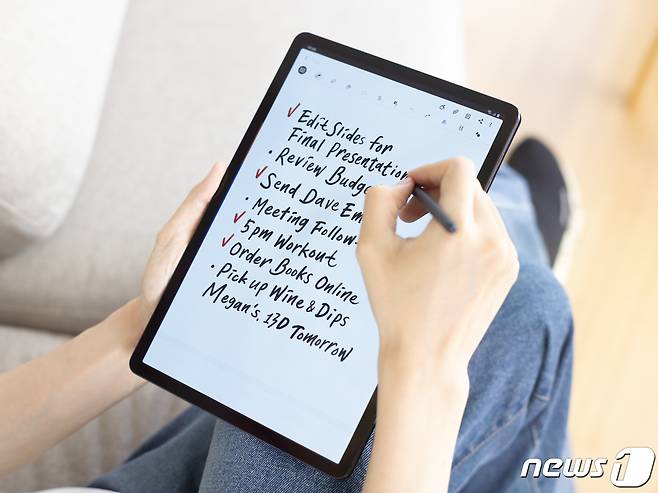 삼성전자가 한층 업그레이드된 'S펜'으로 태블릿의 새로운 기준을 제시하는 '갤럭시 탭 S7'·'갤럭시 탭 S7+' 사전 판매를 오는 18일부터 22일까지 진행한다. (삼성전자 제공) 2020.8.13/뉴스1