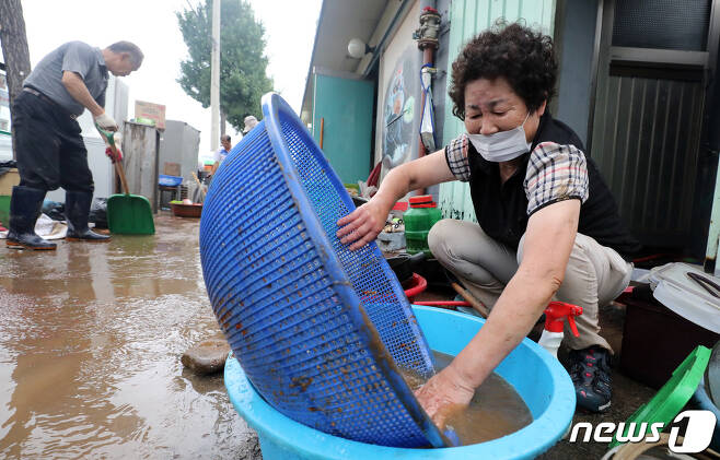 대전지역에 폭우피해가 속출한 지난달 30일 오후 대전 동구 가양동 도로변에 위치한 상점 및 주택가에 침수 피해가 발생해 상인 및 자원봉사자들이 복구작업을 하고 있다. © News1 장수영 기자