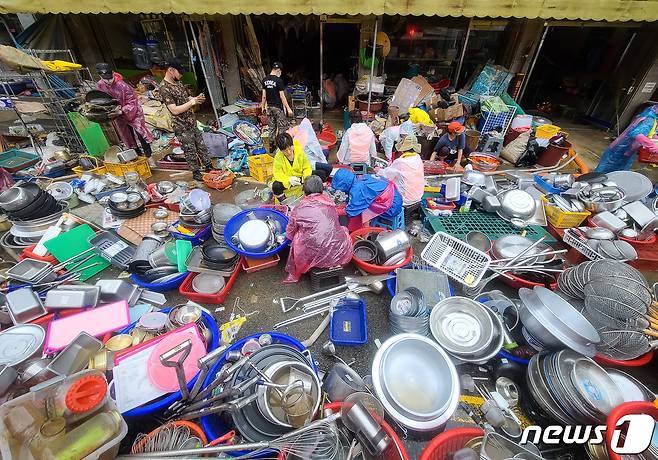 지난 10일 오전 전남 구례군 구례읍에서 상인들이 침수 피해를 입은 상가 식기류를 세척하고 있다. 2020.8.10/뉴스1 © News1 허경 기자