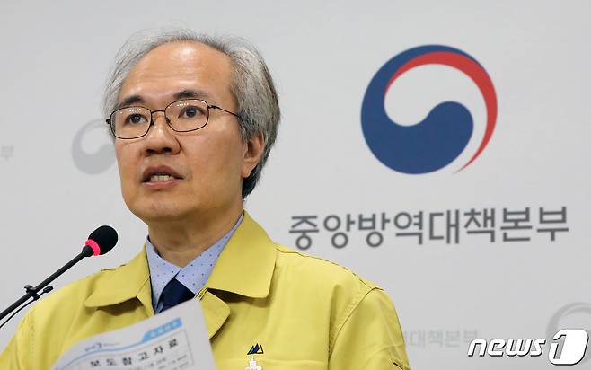 권준욱 중앙방역대책본부 부본부장이 충북 청주시 오송읍 질병관리본부 브리핑실에서 코로나19 국내 발생현황 브리핑을 하고 있다./뉴스1 © News1 장수영 기자