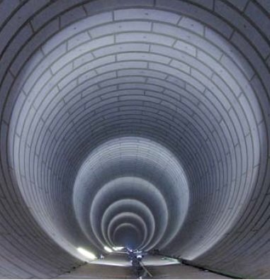 우리나라 1호인 도심 심도 터널인 신월 빗물 터널. 지하 40m 깊이로 설치된 지름 10m 터널로, 길이가 4.7km에 달한다. 저지대 지역의 침수를 막기 위한 것으로 한꺼번에 쏟아진 빗물을 이곳에 모았다가 비가 그친 뒤 강으로 내려보내는 역할을 한다. [중앙포토]